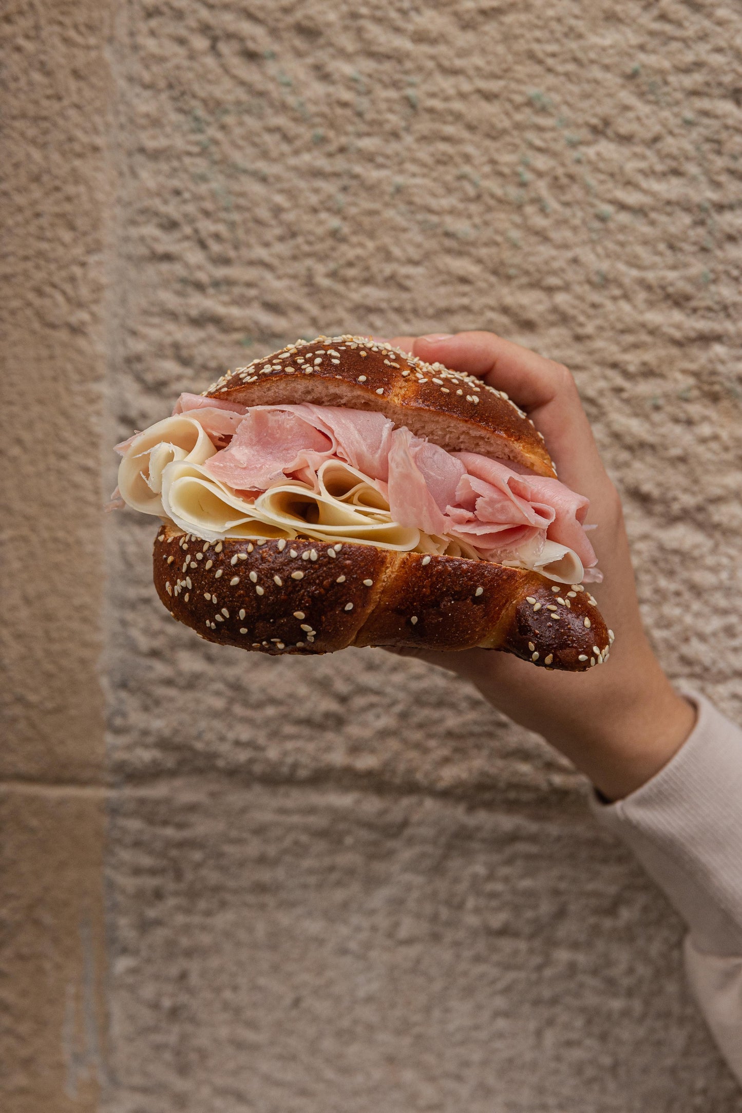 Bocadillo desayuno jamón dulce y provolone