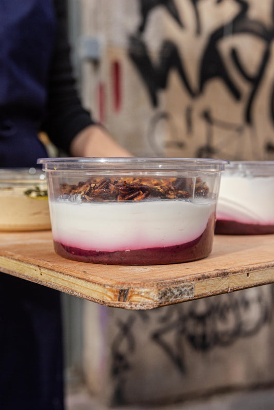 Granola con yogur y mermelada de fruta