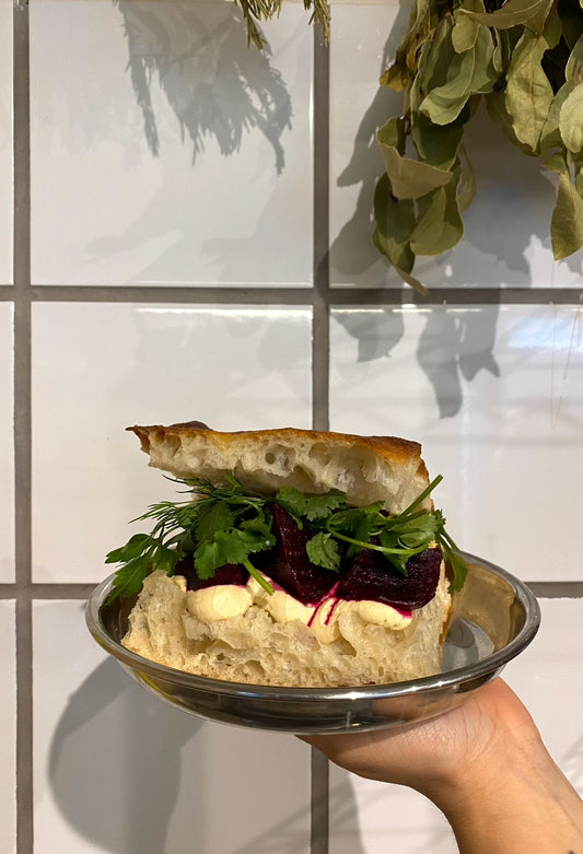 Focaccia con hummus de remolacha