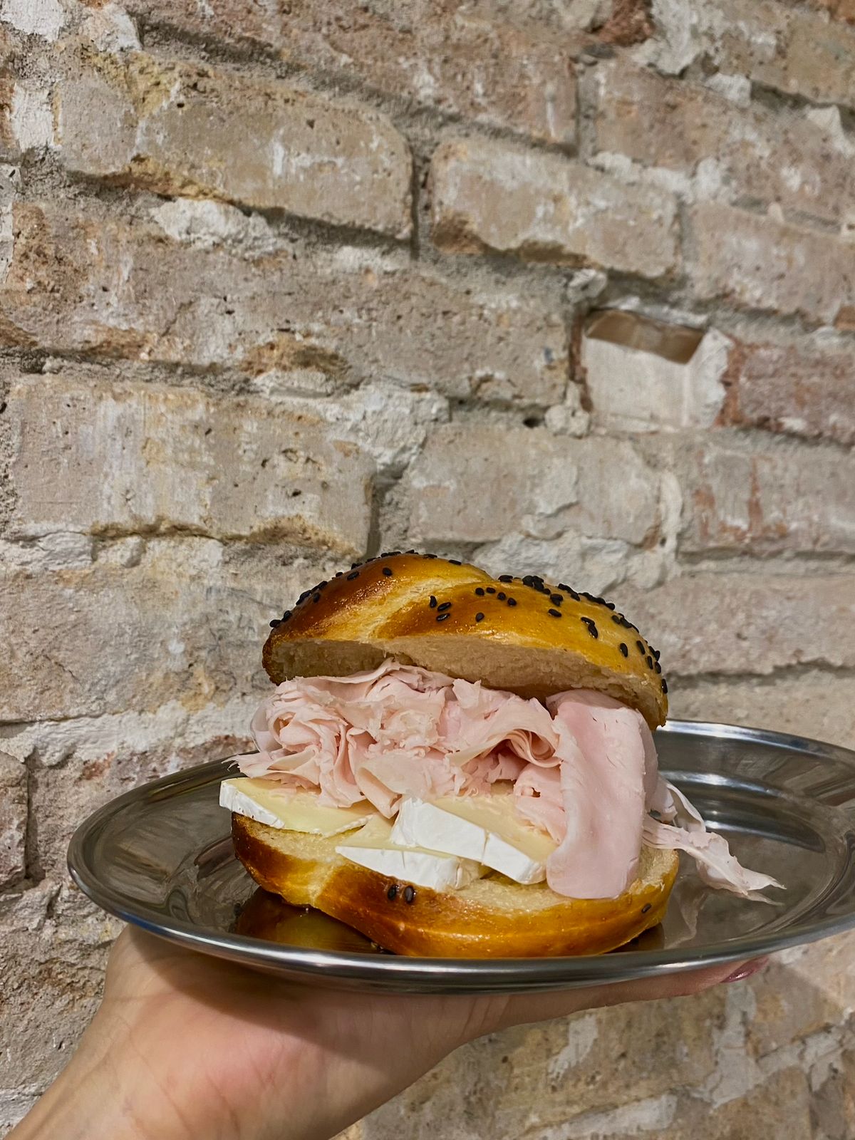 Bocadillo desayuno pavo y brie