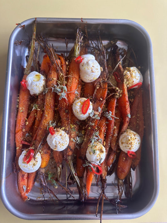 Zanahoria, labneh, pistacho y hojas
